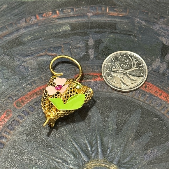 GOLD tone vintage umbrella and floral brooch - Picture 3 of 9